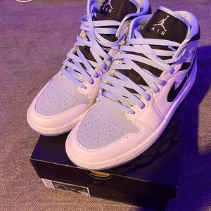 Really nice shoes bought them from footlocker don’t need them just need money
